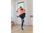 Mulher com tênis Crivit e roupa de treino realizando um exercício.
