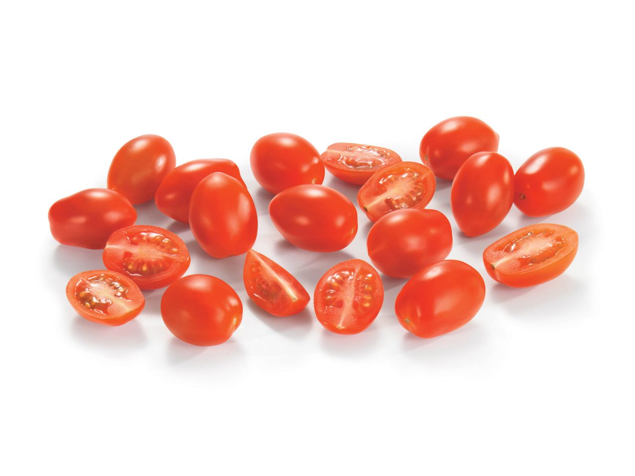 Tomates cerises, entiers et coupés.