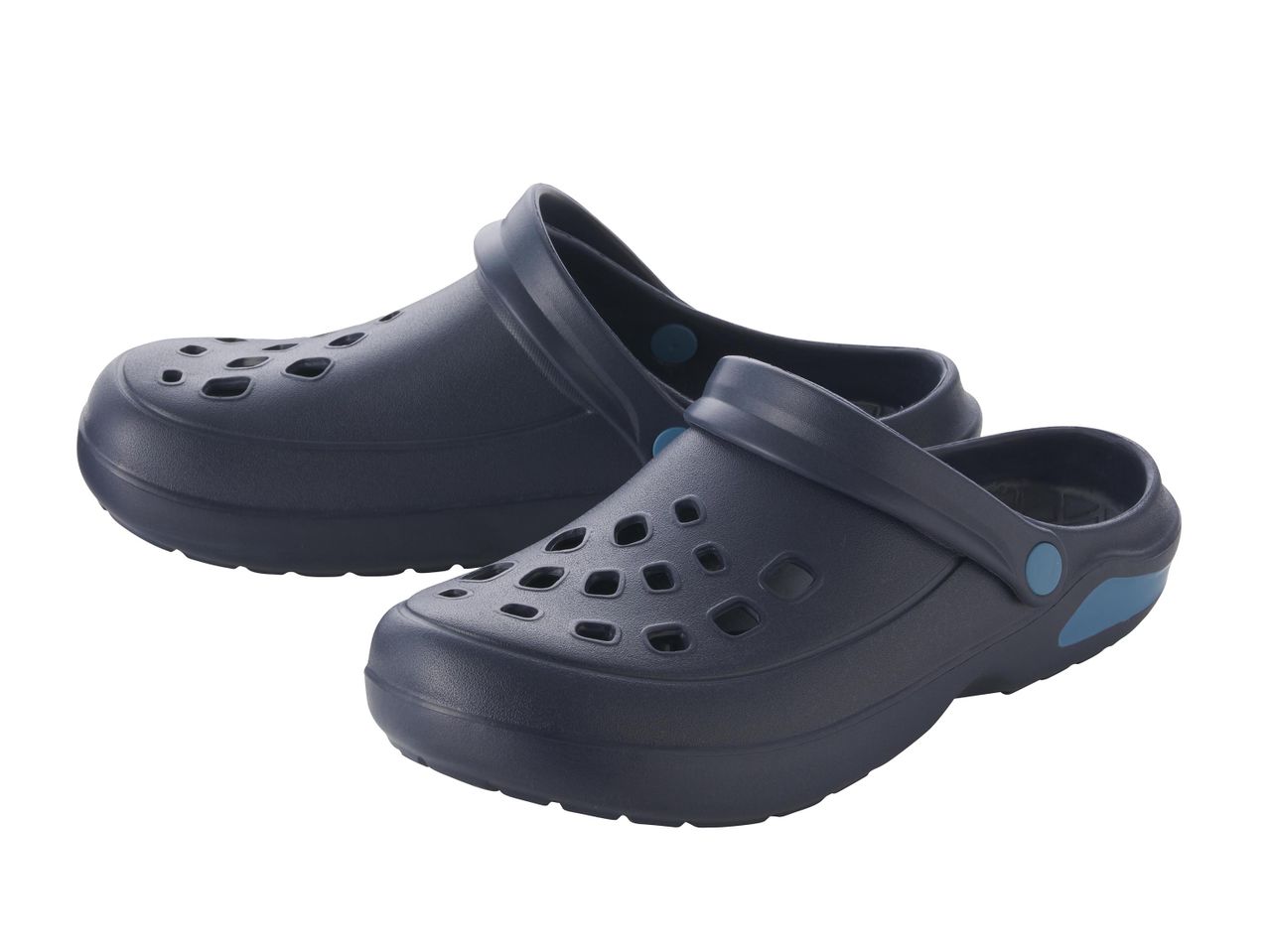 Két pár fekete Crocs-szerű papucs.