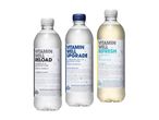 Tri steklenice Vitamin Well z različnimi okusi in informacijami o hranilni vrednosti.