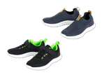 Zwei Paar Sportschuhe: dunkelblaue Slipper und schwarze Turnschuhe mit grünen Akzenten.