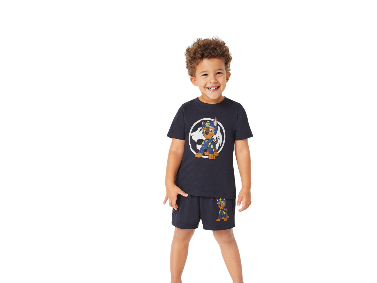Nasmiješeni dječak u pidžami Paw Patrol.