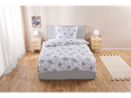 LIVARNO home Edel-Renforcé-Bettwäsche ágyon éjjeliszekrényekkel és szőnyeggel.