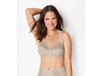 Mulher sorridente com sutiã macio ESMARA bege com detalhes de renda