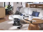 Aspiradores de mão e limpador de carpetes SILVERCREST numa sala moderna.