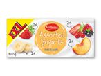 Assorterede yoghurter med frugt og bær, inklusive jordbær, banan, fersken, hindbær, ribs og solbær.