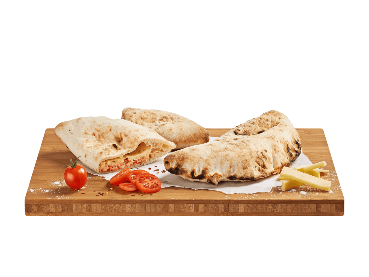 Drei Calzones auf einem Holzbrett, einer aufgeschnitten mit Käse- und Tomatenfüllung.