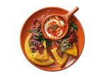 Spaanse tortilla in stukjes gesneden, geserveerd met yoghurtsaus, spinazie en gedroogde tomaten.