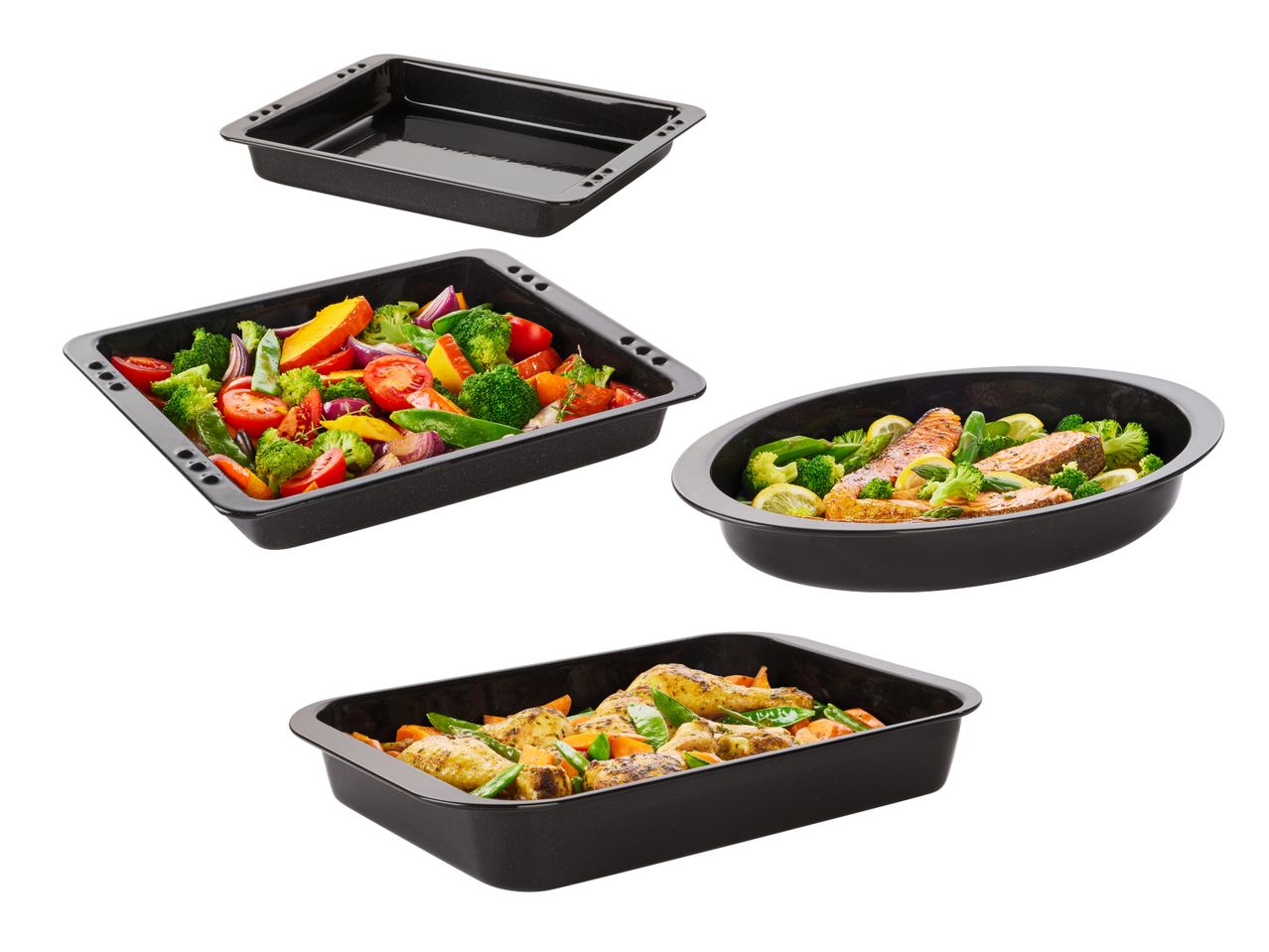 Vier schwarze Backformen, eine leer, eine mit Gemüse, eine mit Lachs und Gemüse, eine mit Hähnchen und Gemüse.