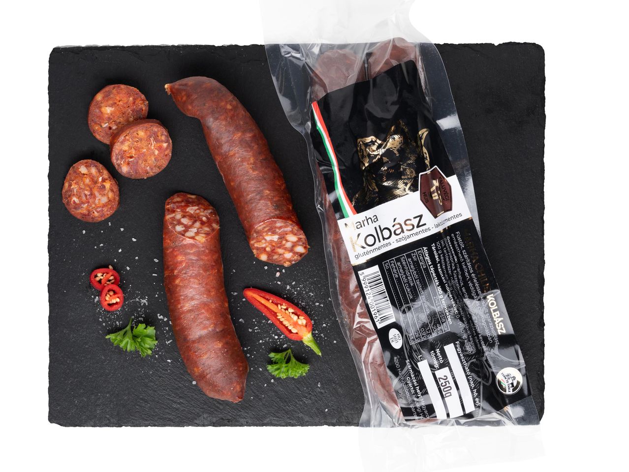 Két vastag, sötét színű kolbász szeletekkel és paradicsommal fekete táblán.