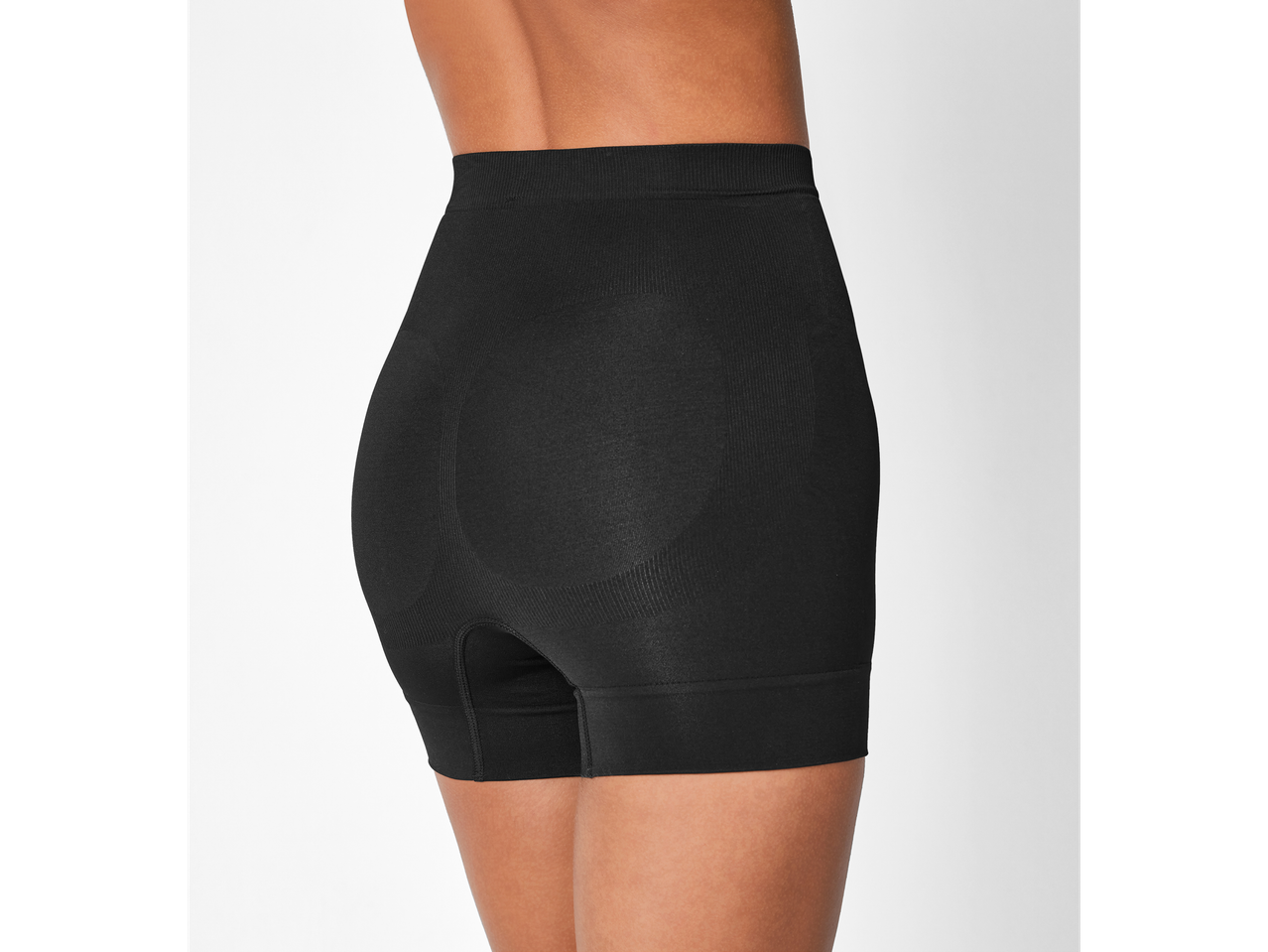 Vista traseira de uma mulher usando shorts modeladores pretos de cintura alta.