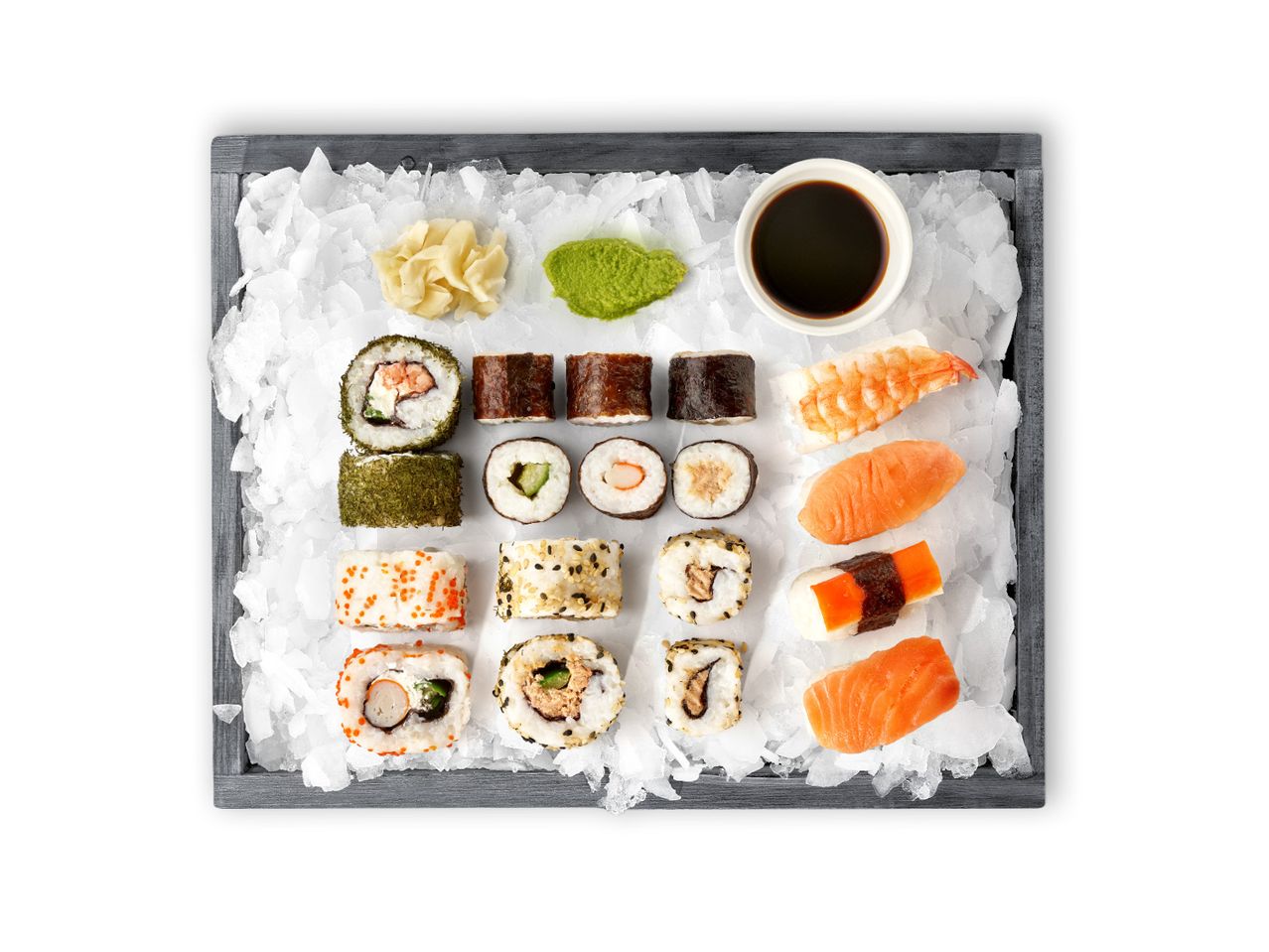 Raznovrsni sushi i sashimi posluženi na ledu s umakom od soje, wasabijem i đumbirom.