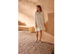 ESMARA Damen Tunikakleid in Hellbeige mit Mustern, getragen von einem Model in sonniger Umgebung.