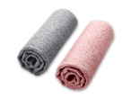 Zwei gerollte Handtücher in Grau und Rosa auf schwarzem Hintergrund.