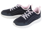 Une paire de baskets de sport bleu marine avec des lacets et des détails roses.
