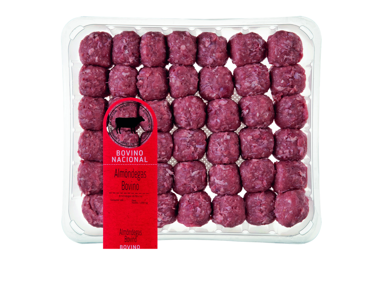 Almôndegas de carne bovina em embalagem de plástico transparente com rótulo vermelho.