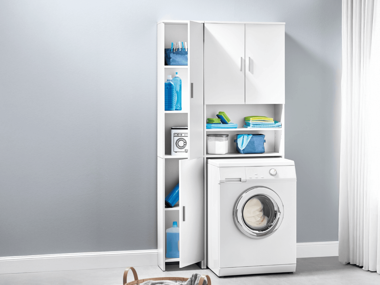 Weißer Wäsche-Schrank mit integriertem Regal und Waschmaschine.