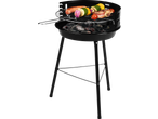 Churrasqueira com salsichas, espetadas de vegetais e bacon, sobre brasas acesas.