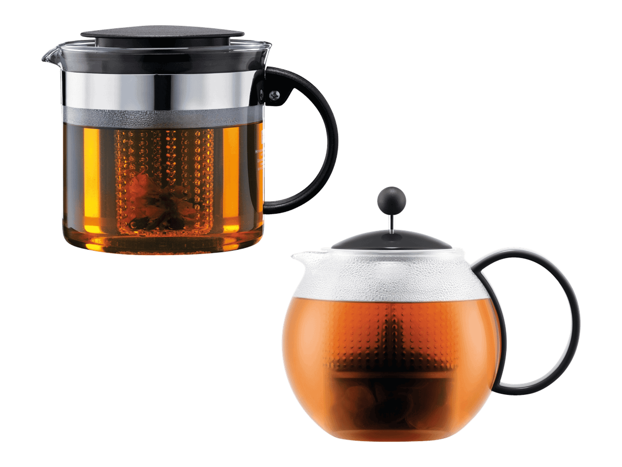 Kaksi lasista teekannua, joissa on mustat kahvat ja kannet, täynnä haudutettua teetä.