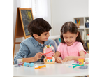 Duas crianças brincam com o conjunto PLAY-DOH® Modellervoks de dentista.