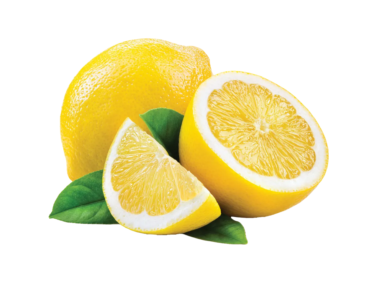 Sveži limuni, ceo, prepolovljen i isečen na kriške, sa zelenim listovima.