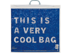 Un sac de congélation réutilisable bleu avec le texte 'THIS IS A VERY COOL BAG' en blanc.