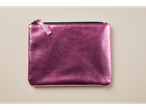 Uma nécessaire rosa metálica com zíper.