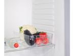 Geladeira com gaveta de vegetais: couve-flor, berinjelas e tomates.