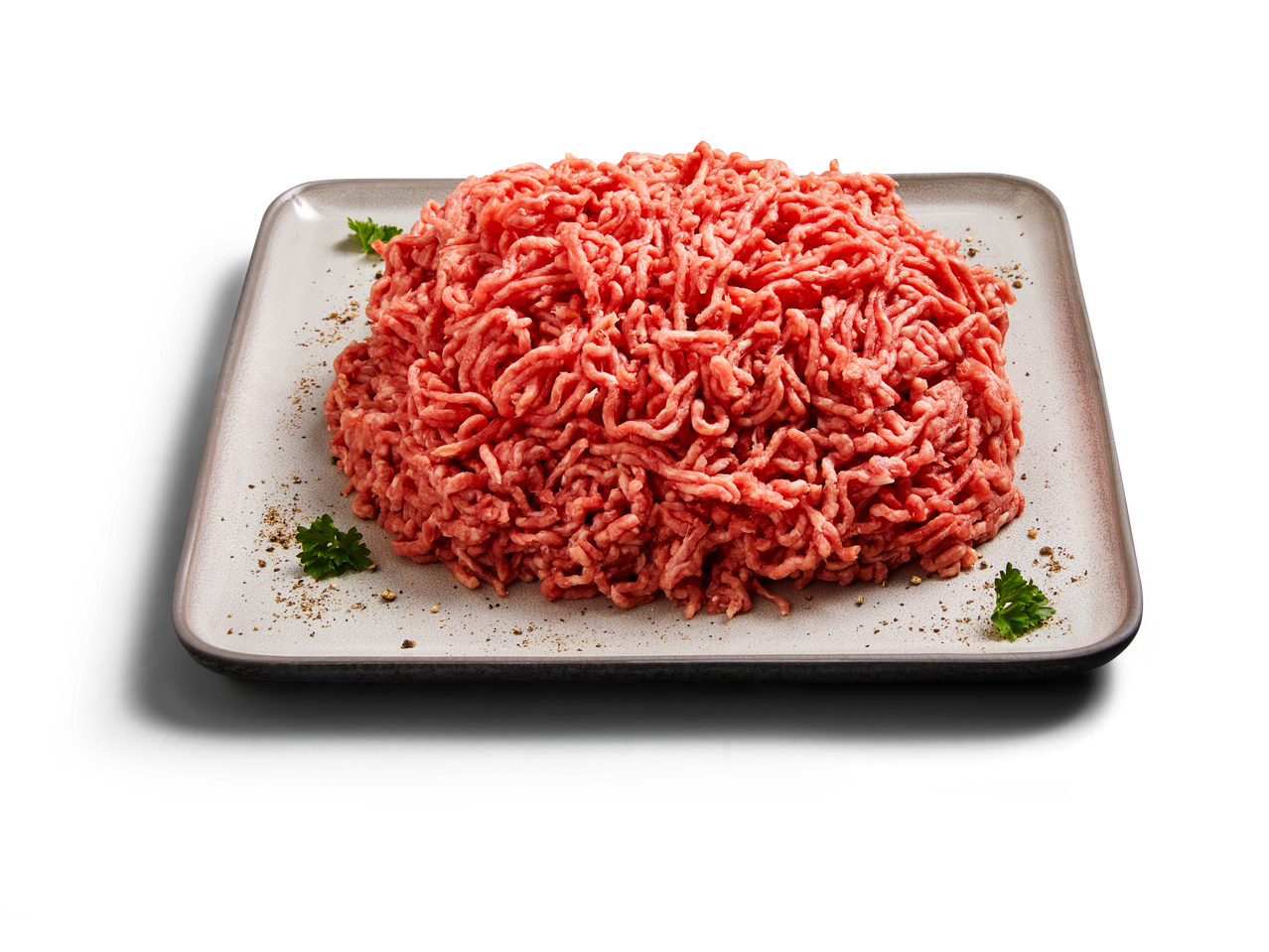 Gehacktes Rindfleisch auf einem Teller mit Pfeffer.