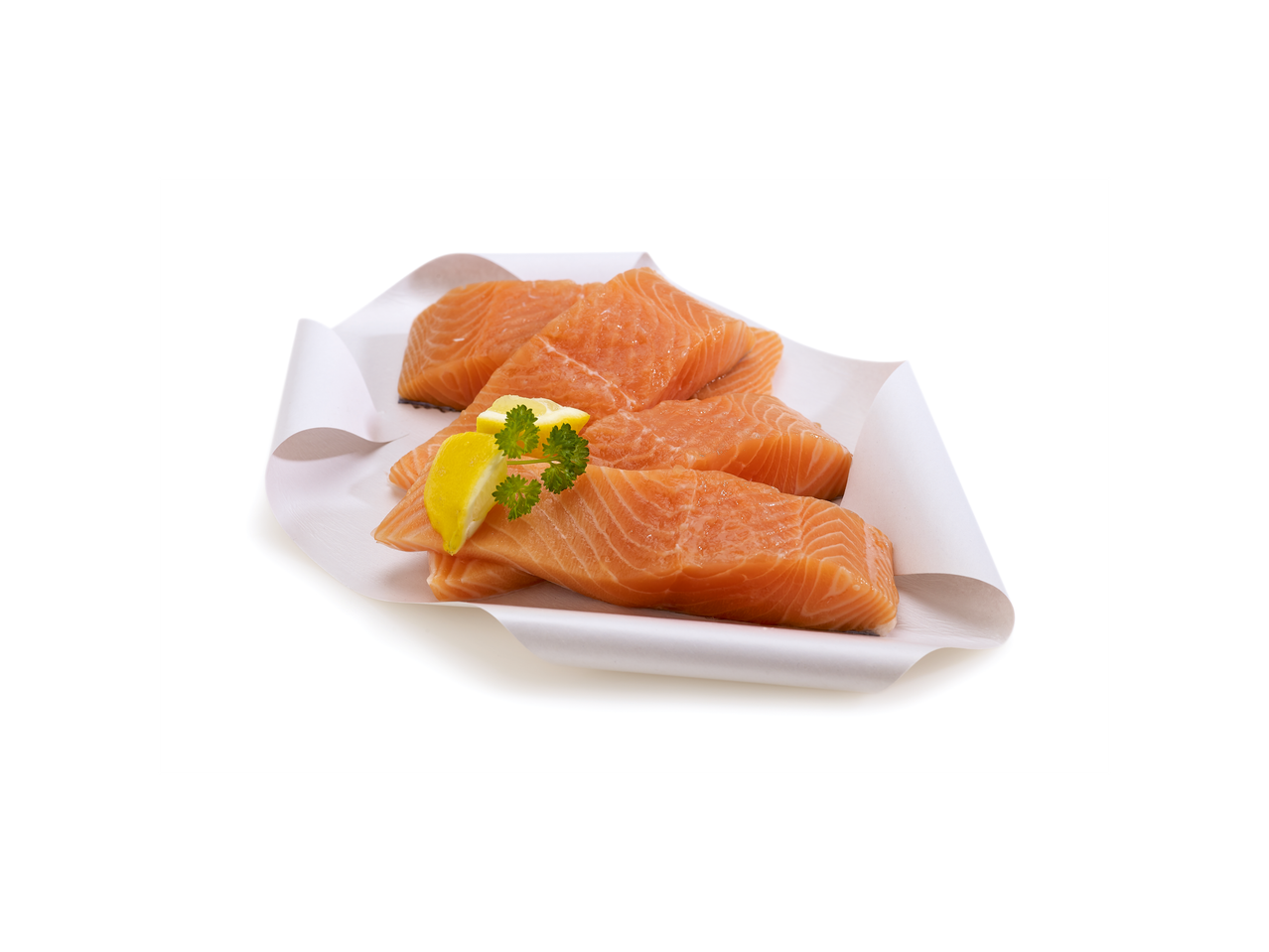 Filets de saumon frais sur papier.