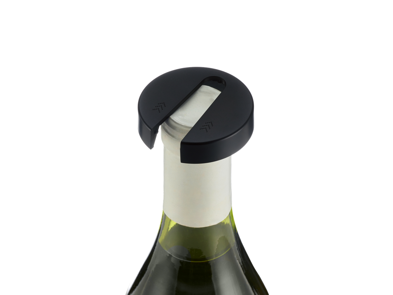 Saca-rolhas elétrico SILVERCREST com tampa preta numa garrafa de vinho