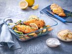 Стъклена купа Pyrex Daily®, показана с печено пиле и картофи.