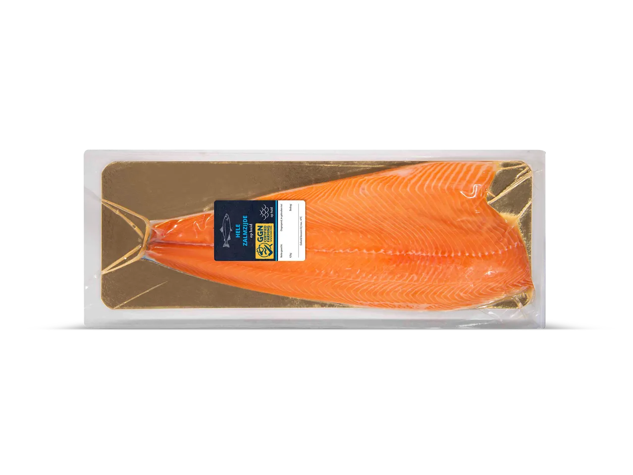Hele zalmzijde op huid in een vacuümverpakking.