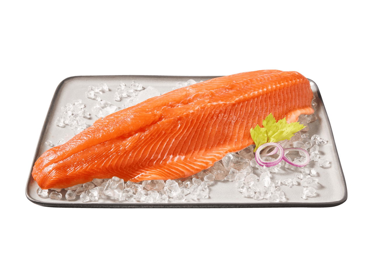 Frisches Lachsfilet auf einem Eisbett mit Sellerie- und Rotzwiebelgarnitur.