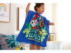 Criança feliz usando roupão de banho Paw Patrol, pulando na cama.