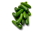Een stapel verse groene komkommers op een zwarte achtergrond.