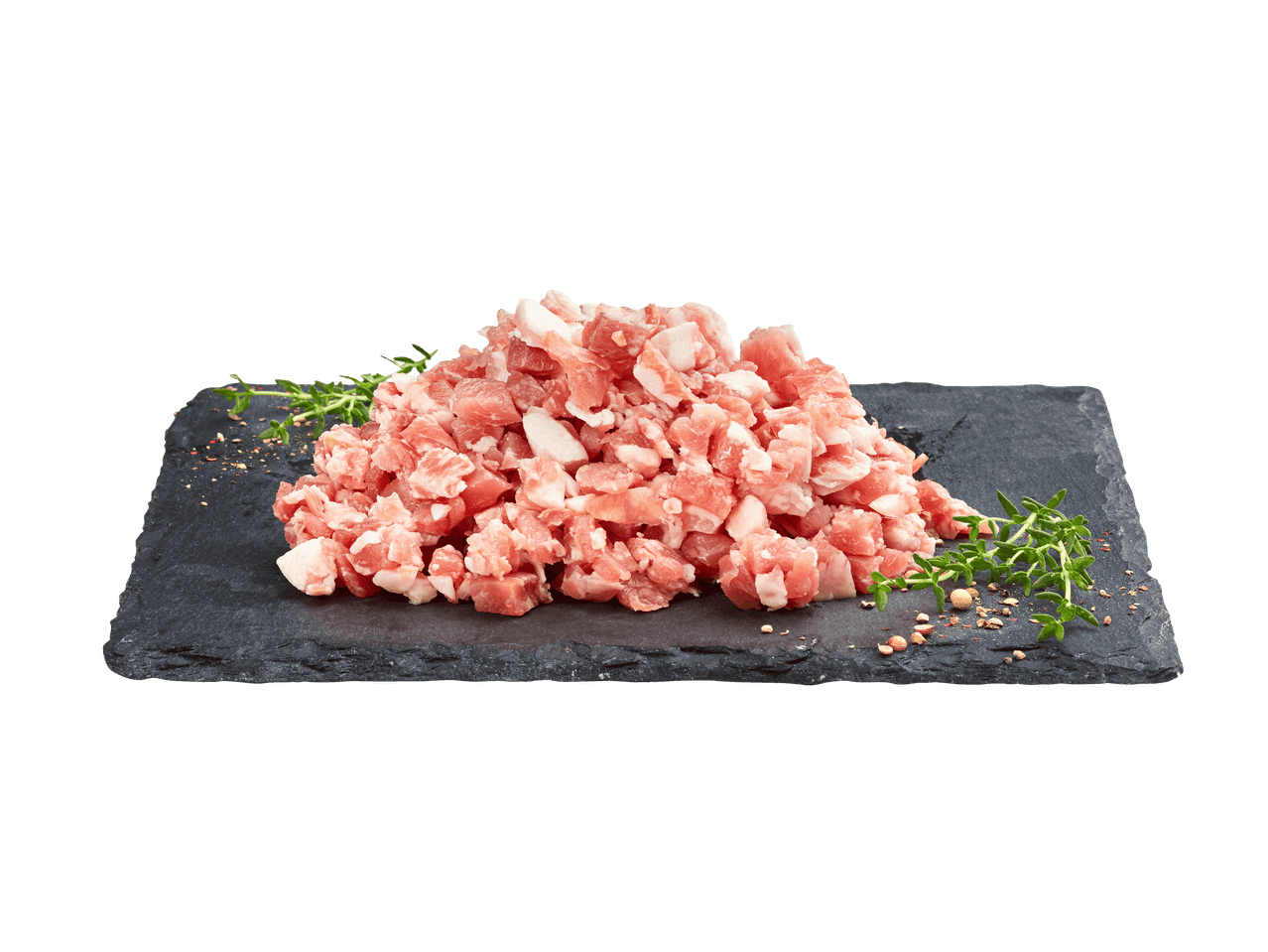 Frisches Schweinehackfleisch auf einer schwarzen Schieferplatte mit Kräutern.