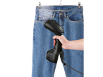 Vaporizador de roupa portátil a ser usado em jeans azuis pendurados num cabide.