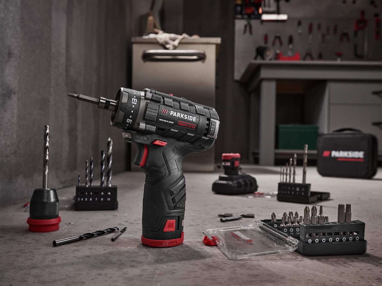 PARKSIDE PBSPA 12 E4 akkus fúró-csavarozó fúrófejekkel és bitkészlettel egy műhelyben.