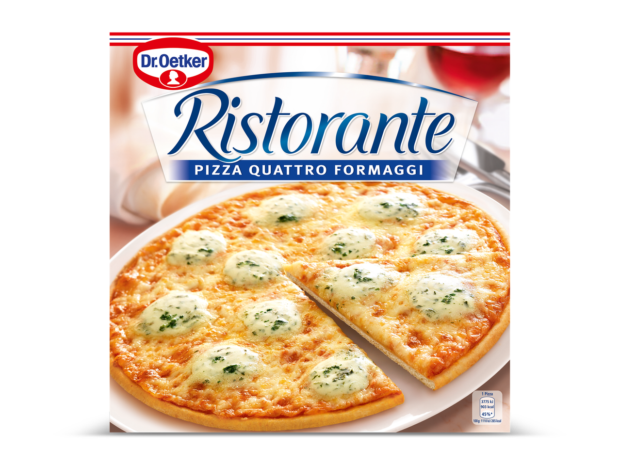 Een diepvriespizza met vier kazen, geserveerd op een witte schaal met een glas rode wijn op de achtergrond.