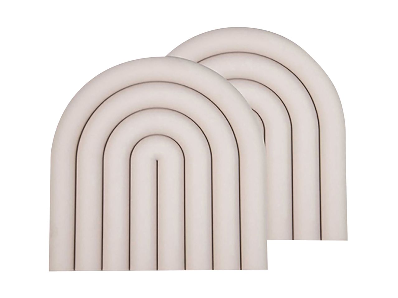 To beige, buede vægdekorationer i regnbue-stil.