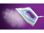 Ferro a vapor Philips branco e azul, a emitir vapor sobre um fundo roxo.