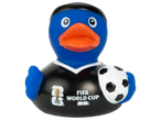 Синя гумена патица с оранжева човка, облечена в черна тениска с надпис 'FIFA WORLD CUP 26' и държаща футболна топка.