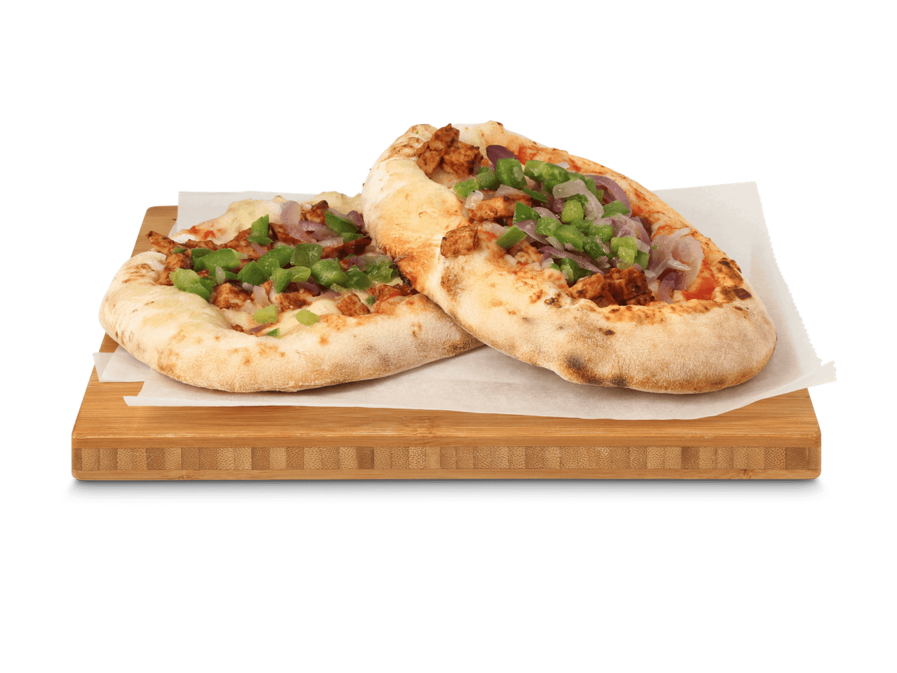 Deux pizzas turques au poulet, poivrons verts et oignons rouges sur une planche en bois.