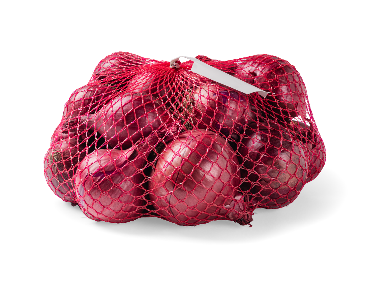 Een rood net met rode uien en een wit label, geïsoleerd op een zwarte achtergrond.