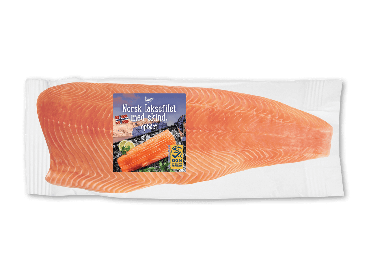 Norsk laksefilet med skind, optøet, i hvid emballage med et GGN-certificeringsmærke.