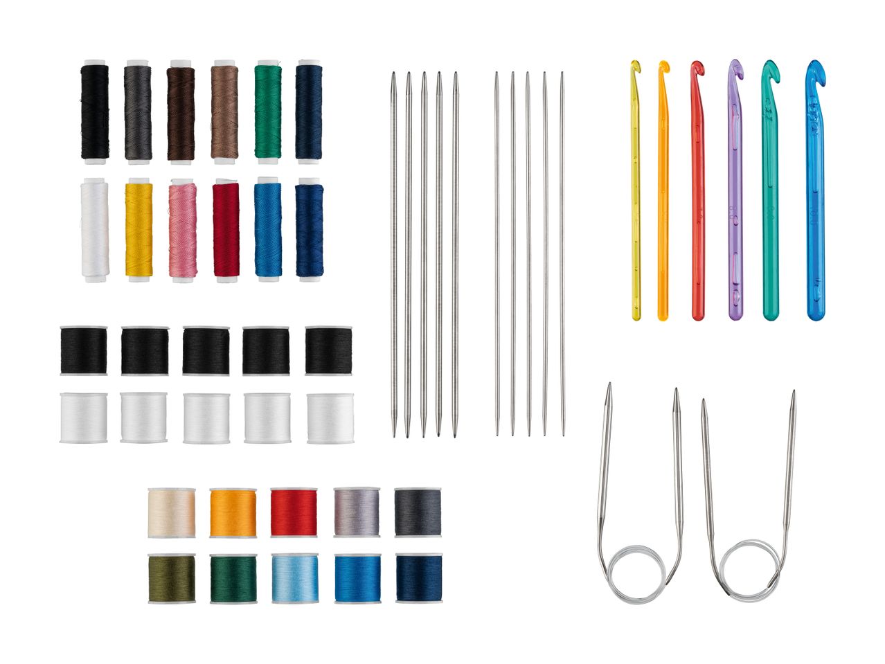 Et udvalg af sytråd i forskellige farver, strikkepinde, hæklenåle og rundpinde.