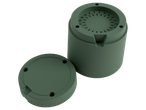 Um recipiente verde-escuro, em duas partes, com furos na tampa.