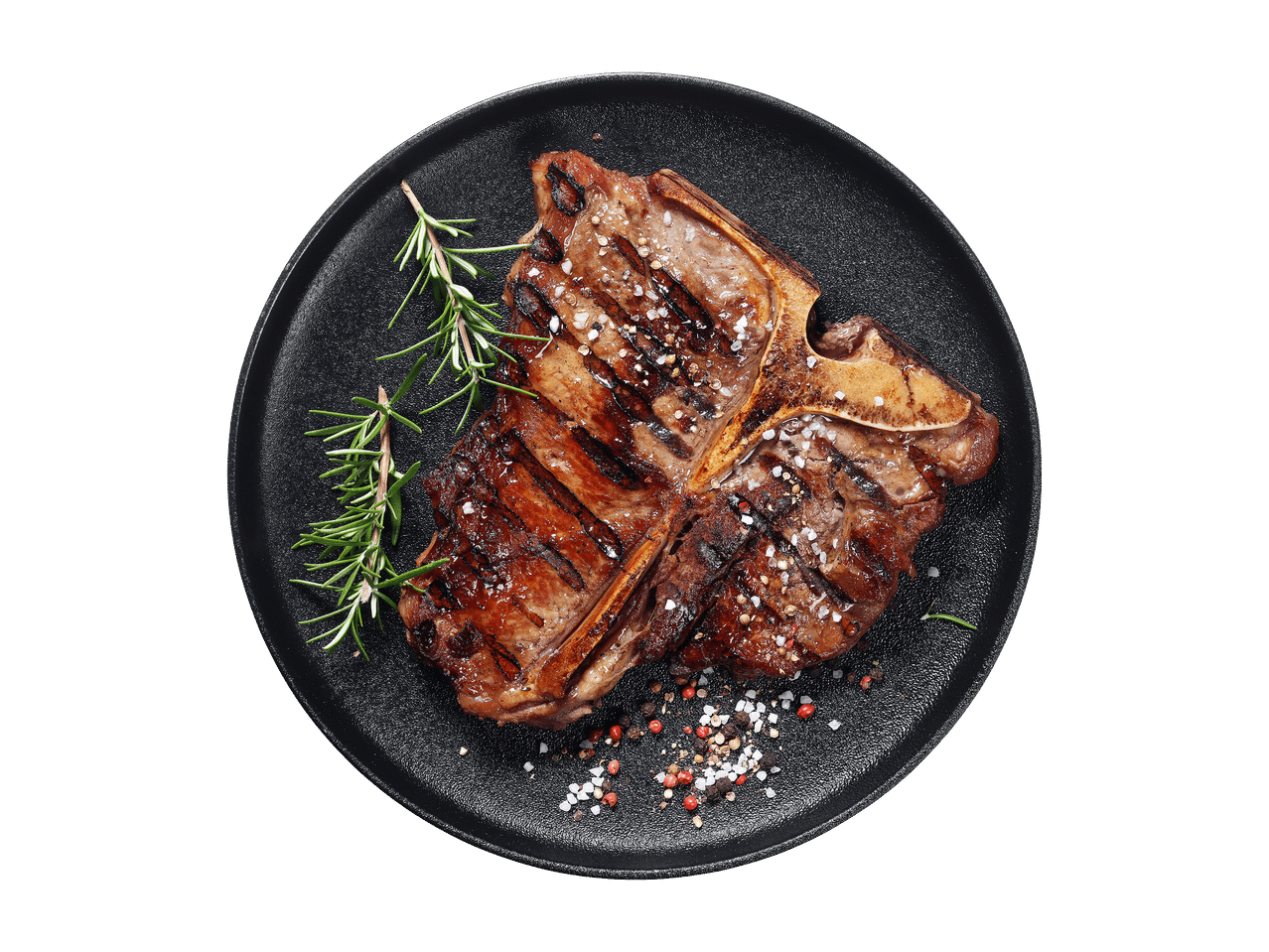T-bone zrezek z rožmarinom in začimbami na črnem krožniku.