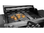 Frango grelhado em uma churrasqueira de aço inoxidável.